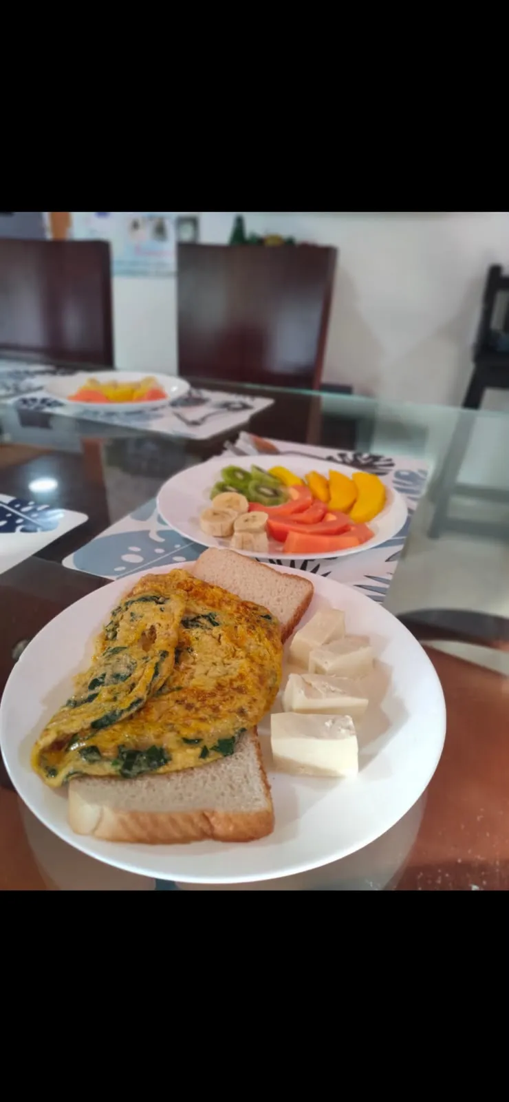 Desayuno con huevos, pan, fruta, jugo y café servido en Lapislázuli